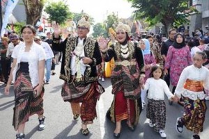 Bupati Kuningan saat mengikuti Karnaval Budaya Harjad ke 524 Kuningan.